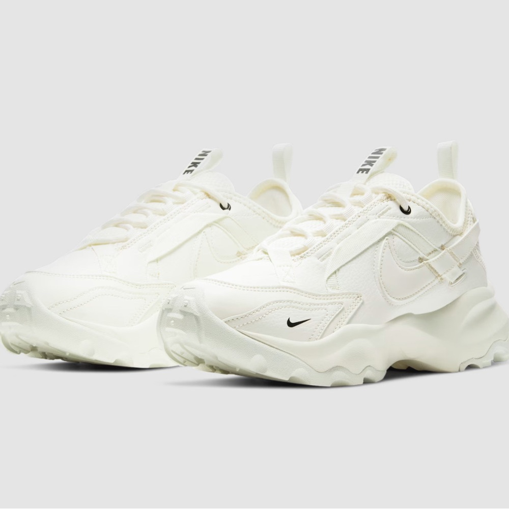 Nike Women’s TC7900, size 6